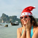 Maillot de bain et bonnet de Noël sur la plage de Koh Phi Phi