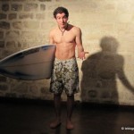 Rire et voyager avec le one-man-show d’un surfeur backpacker