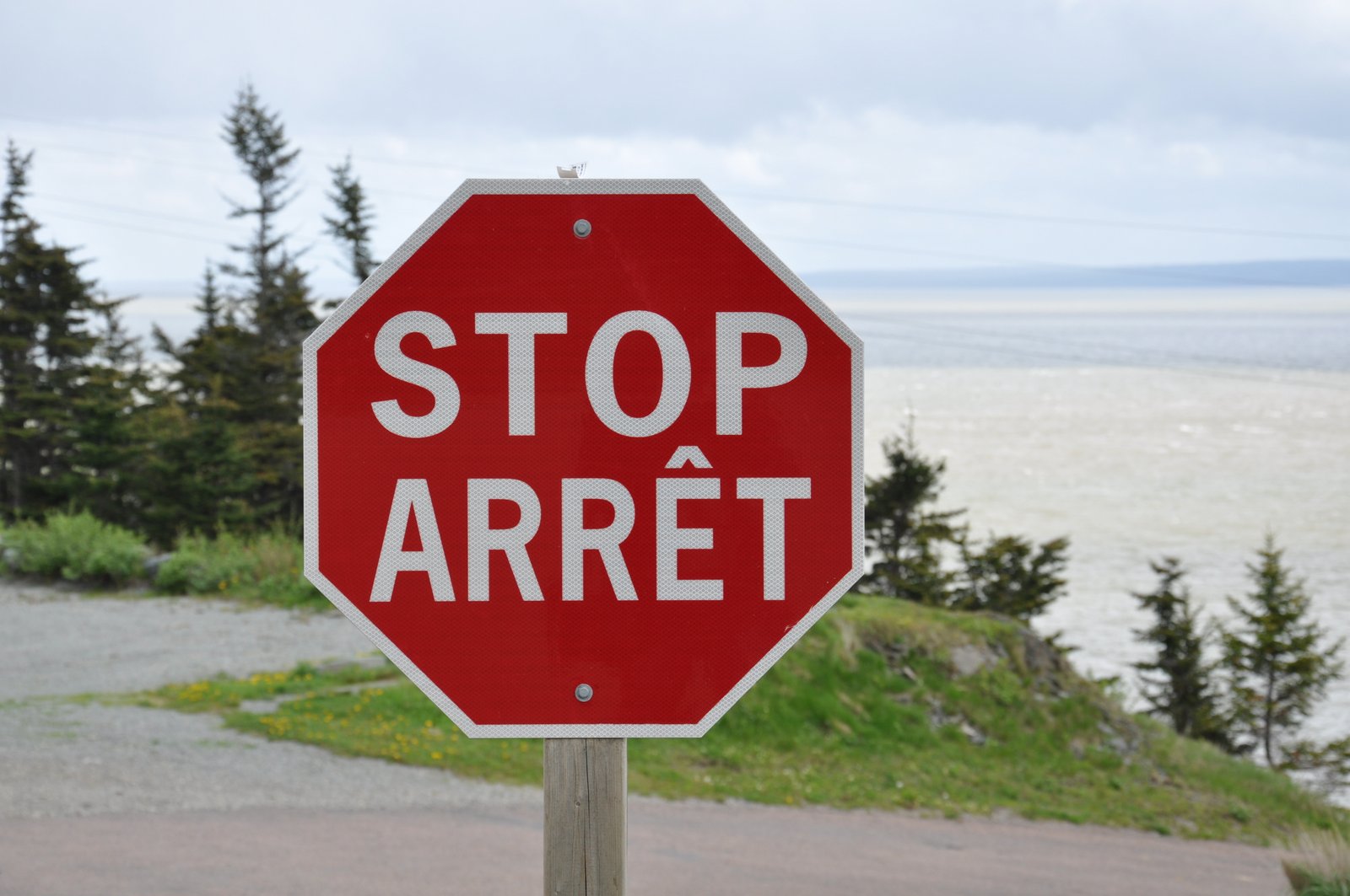 Un panneau bilingue français anglais Stop/Arrêt au Nouveau-Brunswick au Canada