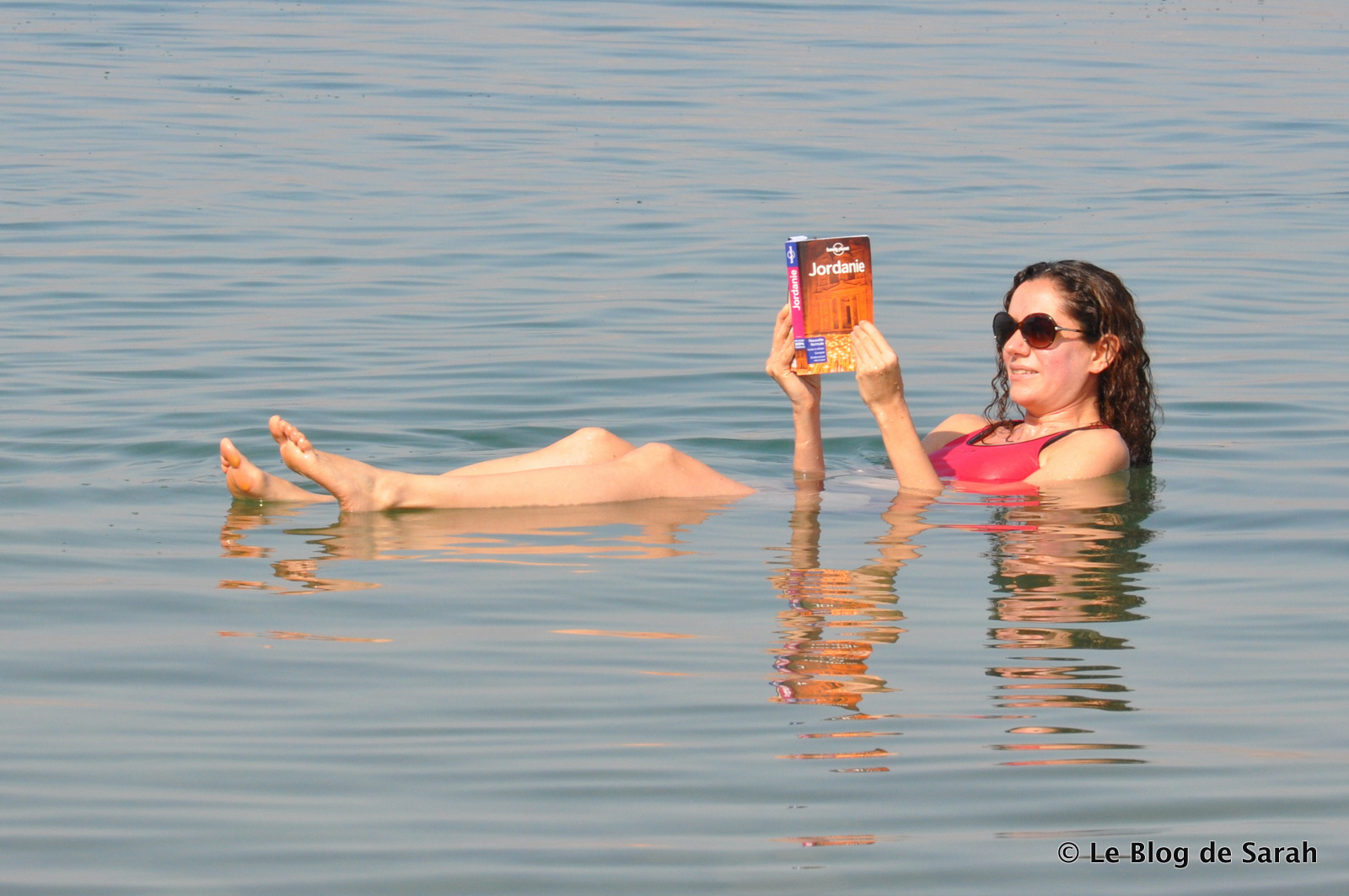 Dans la mer Morte, on peut lire tranquillement son Lonely Planet!