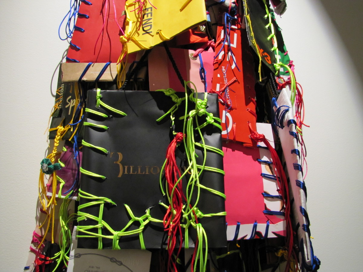 Des shopping bags transformés en oeuvre d'Art à Alserkal Avenue Art Week