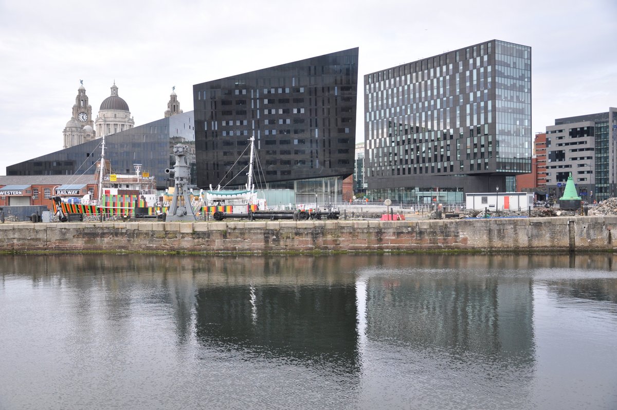 Les Trois Grâces de Liverpool derrière les bâtiments modernes du Waterfront