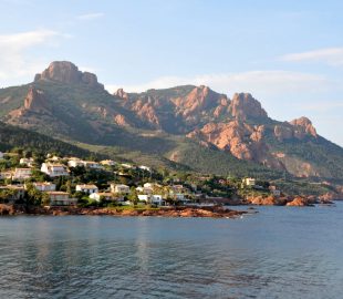 La corniche d'or est une des plus belles routes sur la Côte d'Azur