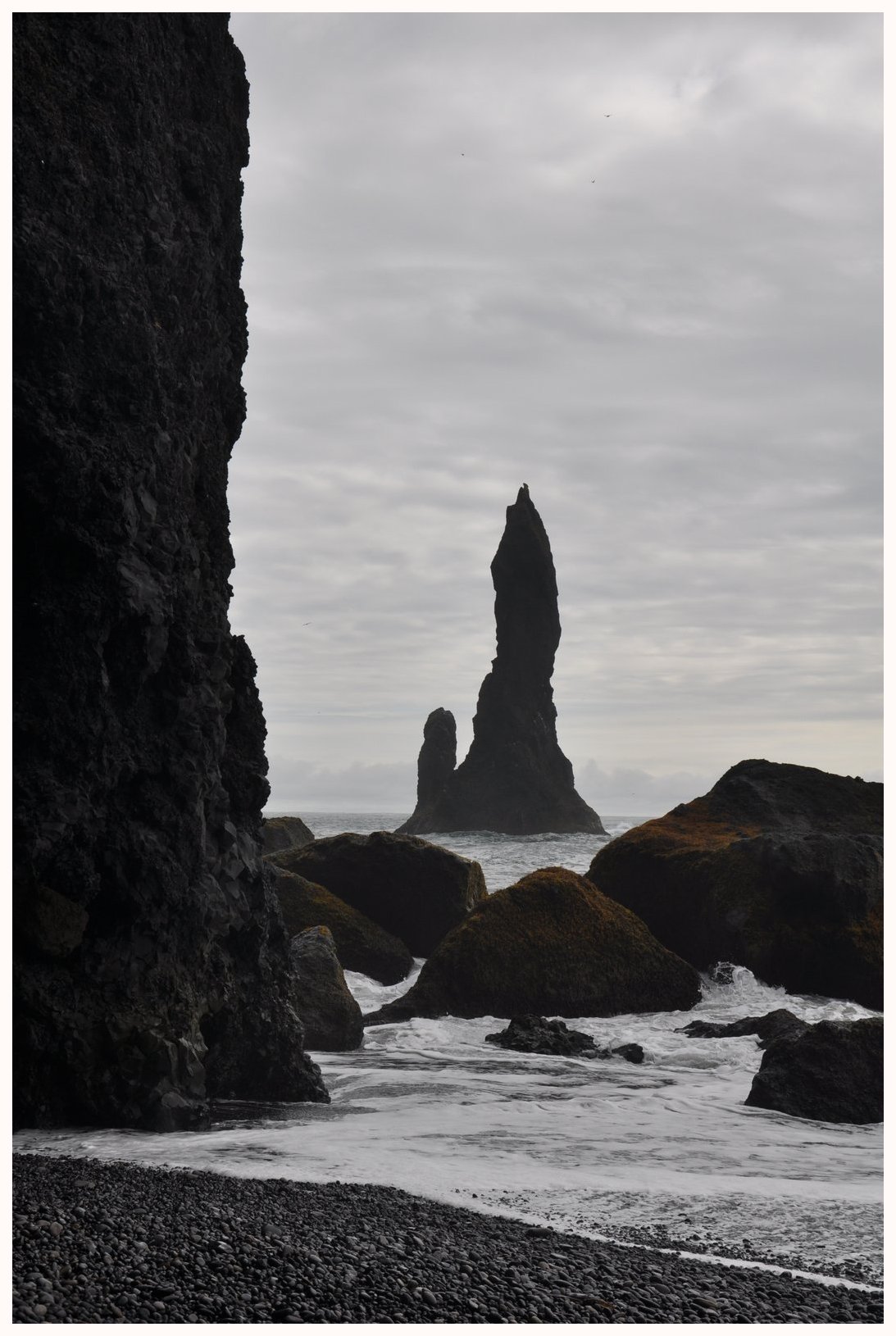 Les pics rocheux de la plage de Vik en Islande