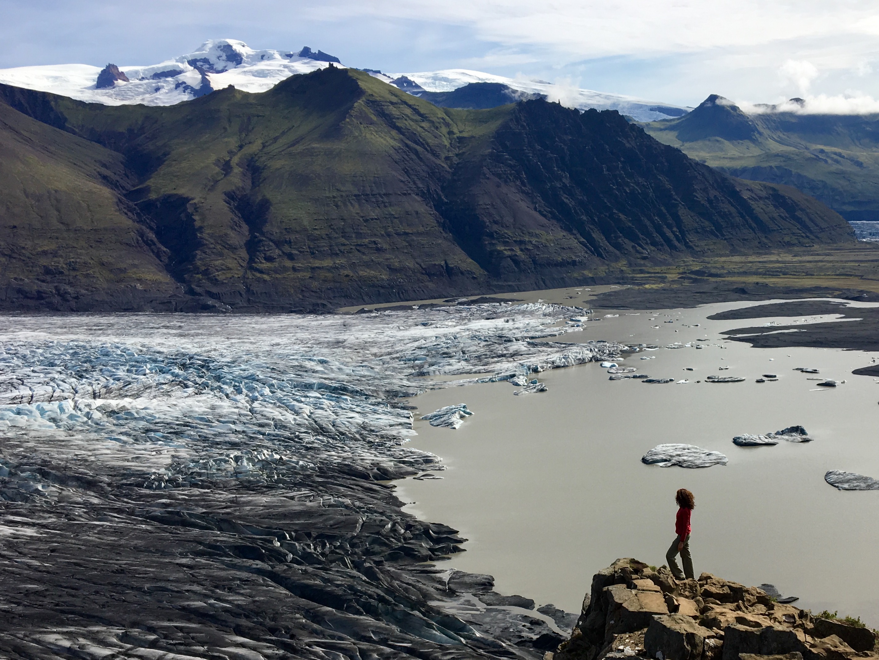 L'Islande est un pays cher pour voyager, mais profiter du spectacle de la nature, c'est gratuit! Ici, seule, face au glacier de Skaftafell